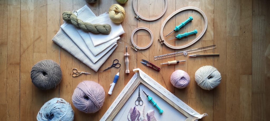 Todos los materiales necesarios para punch needle