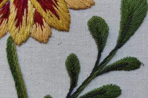 bordado a mano de flor y hojas