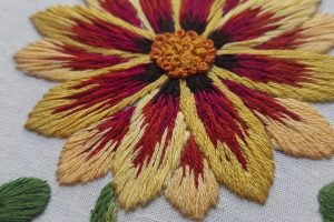 Detalle desde cerca del bordado de una flor