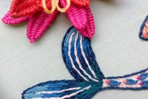 foto de detalle de bordado en relieve de flores y peces