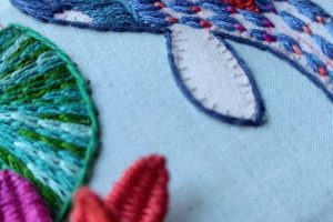 zoom de foto de detalle de bordado en relieve de flores y peces