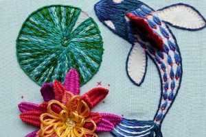 foto de bordado en relieve de flores y peces completo