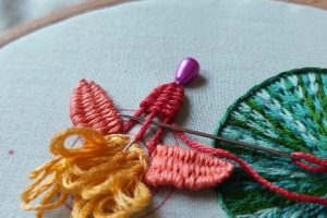 foto de detalle de la flor y nenufar de bordado en relieve de flores y peces