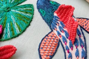 foto de detalle de la aleta del pez del bordado en relieve de flores y peces
