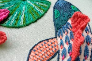 foto de detalle de bordado en relieve de flores y peces