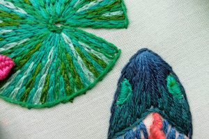 foto de detalle del pez y nenúfar del bordado en relieve de flores y peces