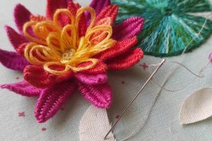 foto de detalle de la flor y nenúfar bordado en relieve de flores y peces