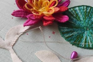 foto de detalle de la flor bordado en relieve de flores y peces