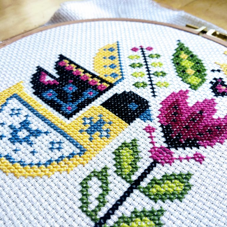 Detalle Punto de Cruz Flores y Pajaros