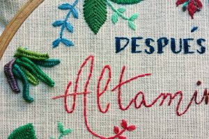 bordado a mano de letras, frase de Picasso, foto de detalle
