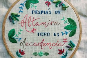 Bordado con adornos stumpwork y frase de Picasso