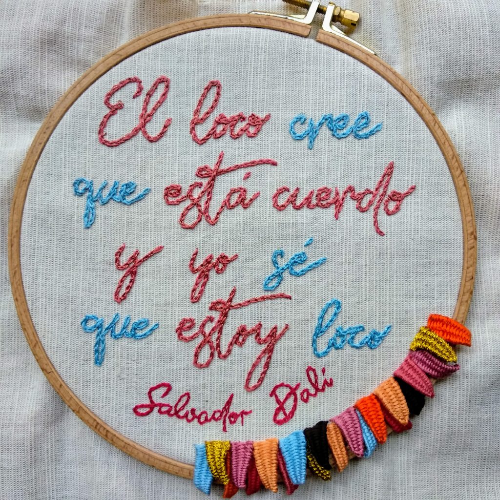 foto general de bordado stumpwork y letras frase salvador dali