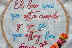 Bordado con volumen y frase de Salvador Dalí