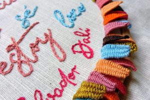foto de detalle bordado stumpwork y letras frase salvador dali