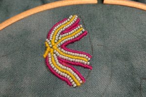 foto detalle bordado medusas con avalorios