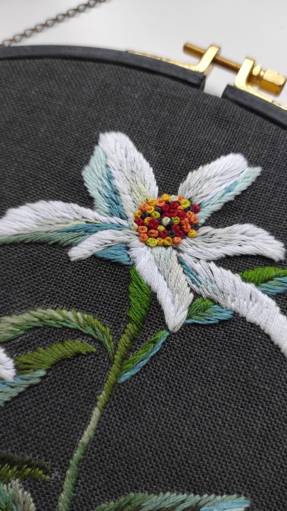 bordado a mano flor de las nieves detalle 2