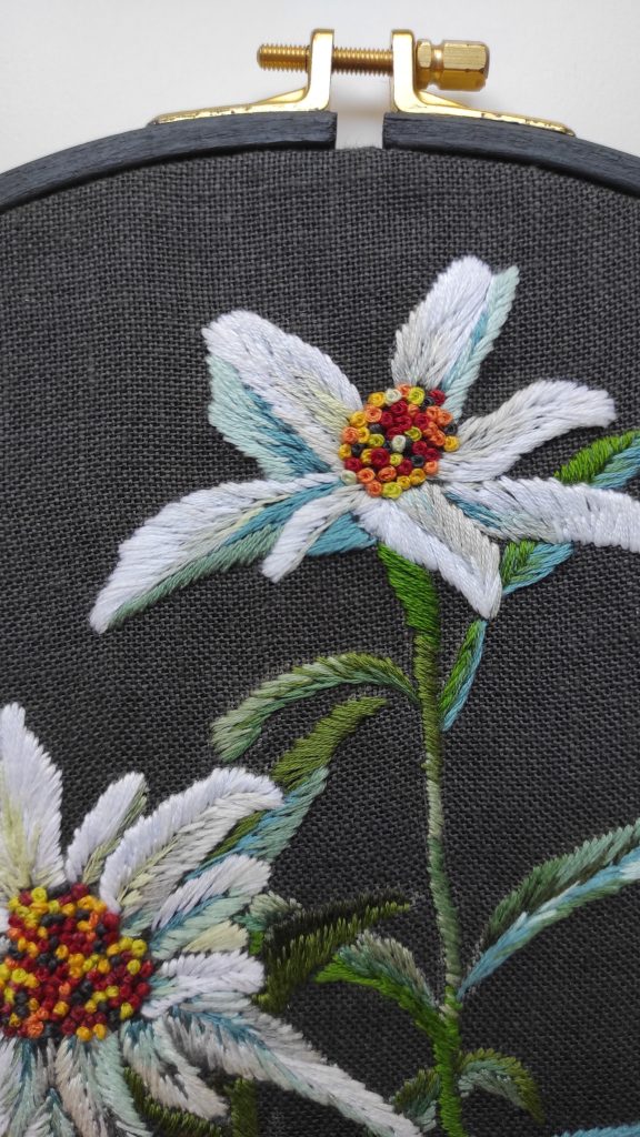 bordado a mano flor de las nieves detalle 3