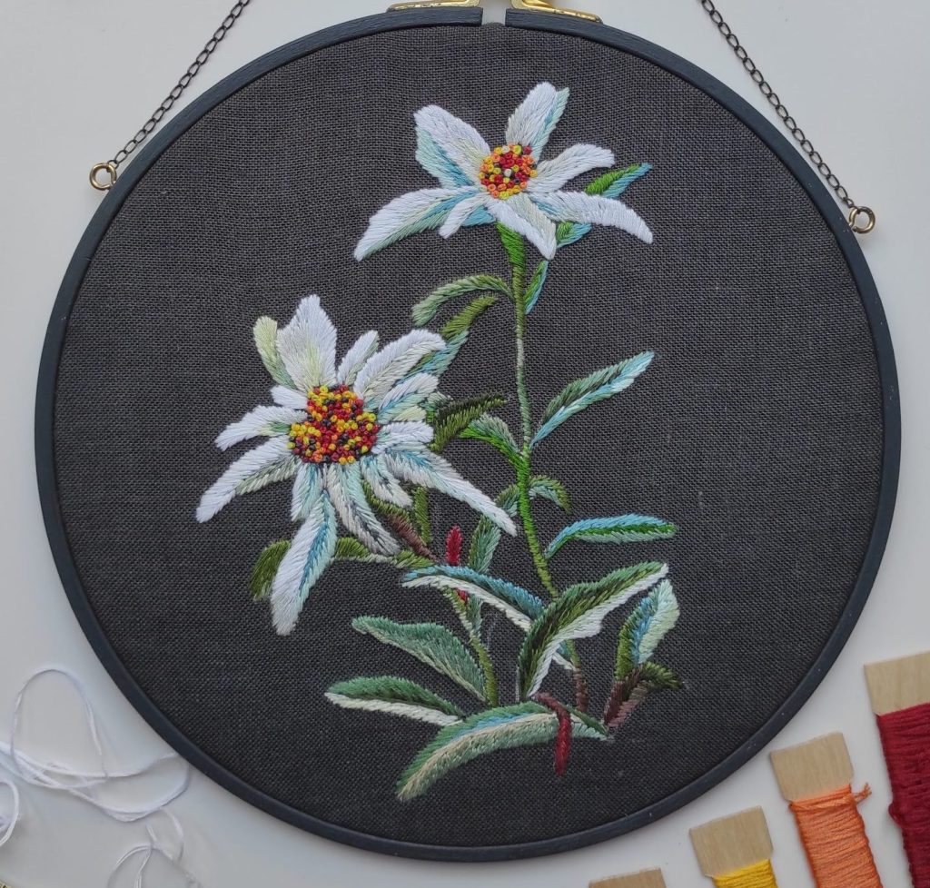 bordado a mano flor de las nieves terminado y enmarcado